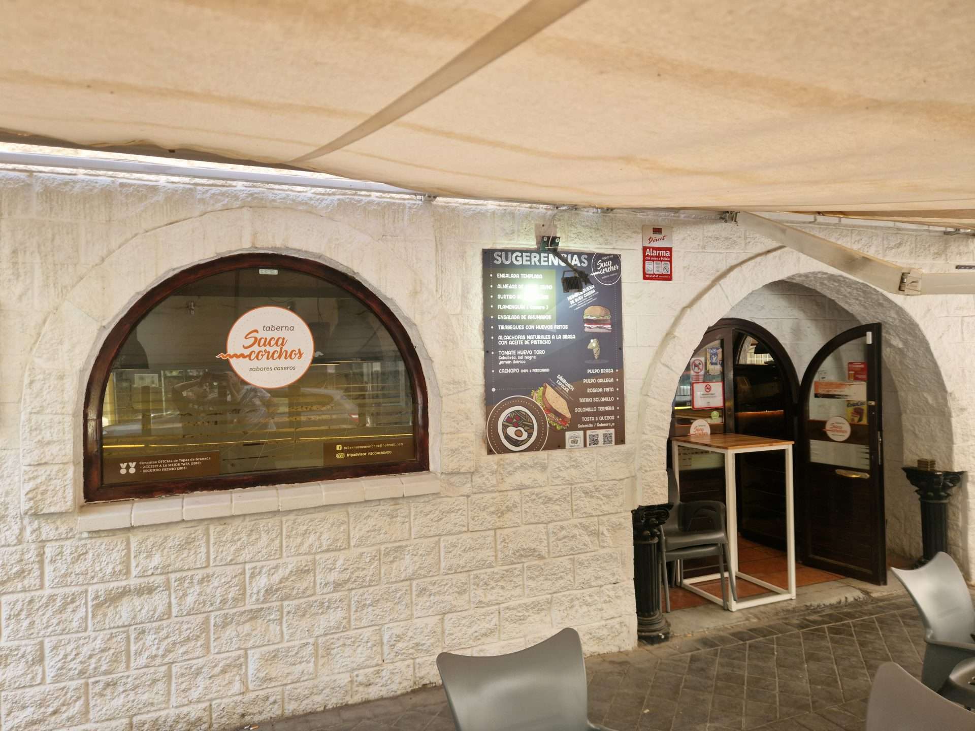 Interior de Taberna El Sacacorchos en Calle Conde Cifuentes, Granada — taberna de tapas y cocina casera